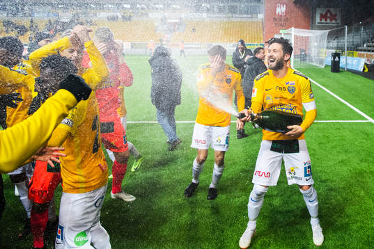 Falkenbergs Tibor Joza sprutar champagne och jublar