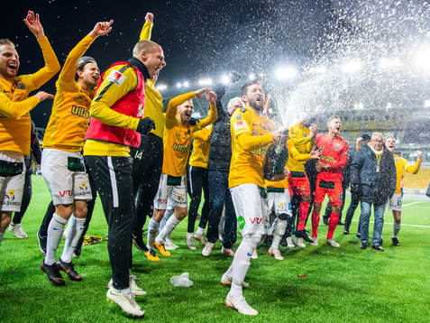Falkenbergs Tibor Joza sprutar champagne och jublar
