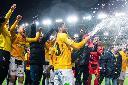 Falkenbergs Tibor Joza sprutar champagne och jublar