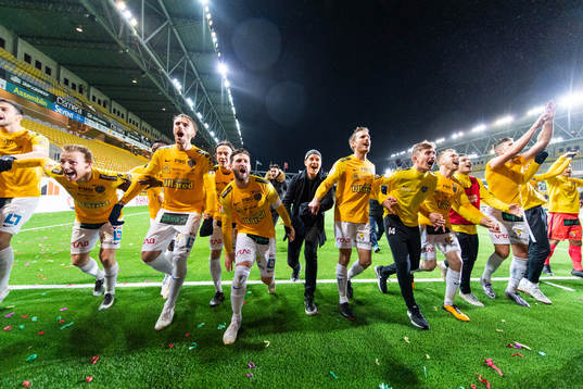 Falkenbergs spelare jublar