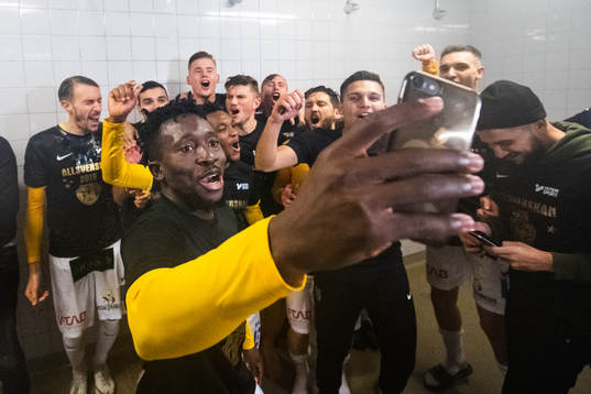 Falkenbergs Chisom Egbuchunam jublar och tar en selfie i