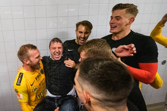 Falkenbergs Karl Söderström duschar tränare Hasse Eklund