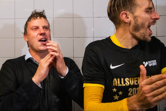 Falkenbergs tränare Hasse Eklund jublar i duschen
