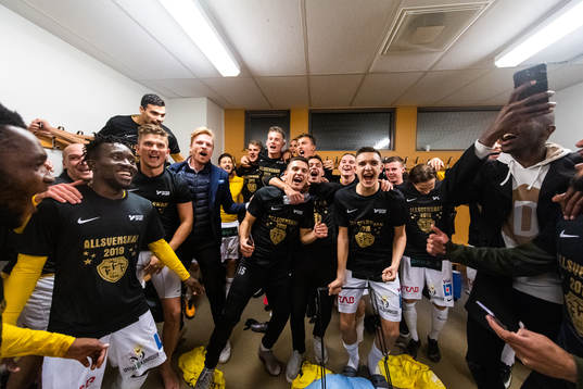 Falkenbergs spelare jublar i omklädningsrummet