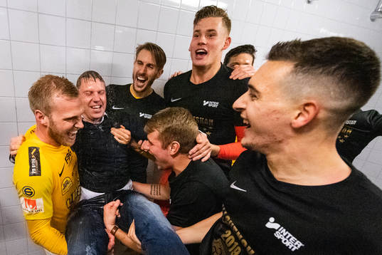 Falkenbergs Karl Söderström duschar tränare Hasse Eklund