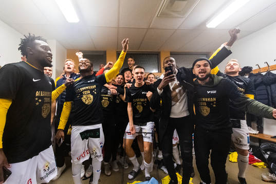 Falkenbergs spelare jublar i omklädningsrummet