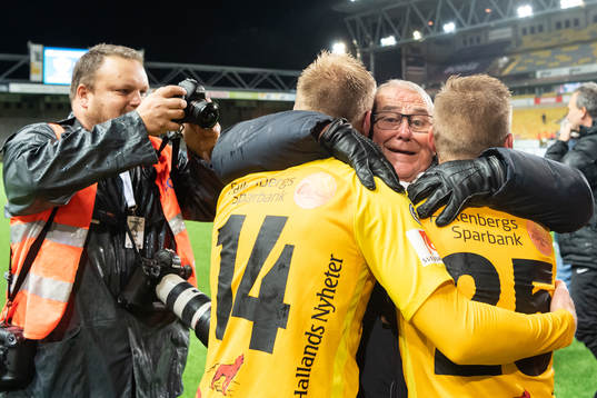 Falkenbergs sportchef Håkan Nilsson kramar om två spelare