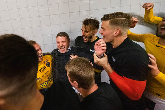 Falkenbergs tränare Hasse Eklund jublar när han duschas
