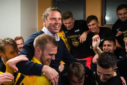 Falkenbergs tränare Hasse Eklund jublar i
