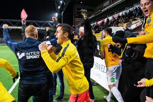 Falkenbergs spelare jublar på slutsignalen