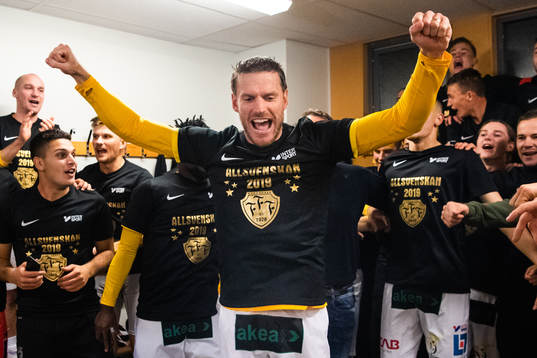 Falkenbergs Karl Söderström jublar i omklädningsrummet