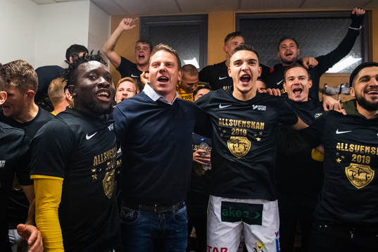 Falkenbergs spelare jublar i omklädningsrummet
