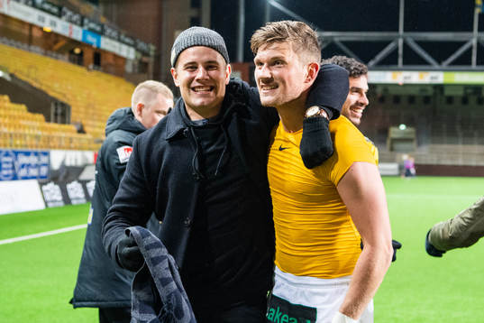 Falkenbergs Erik Pärsson jublar med lagkamrat