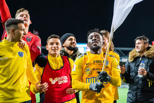 Falkenbergs Chisom Egbuchunam jublar med lagkamrater