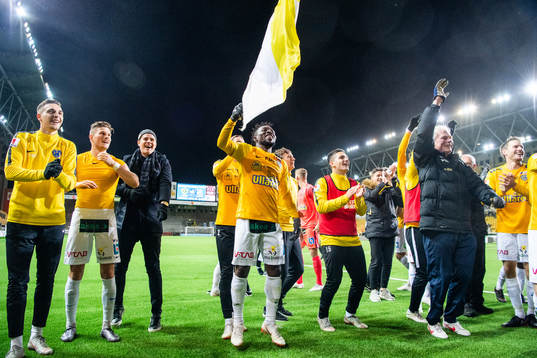 Falkenbergs Chisom Egbuchunam jublar med lagkamrater