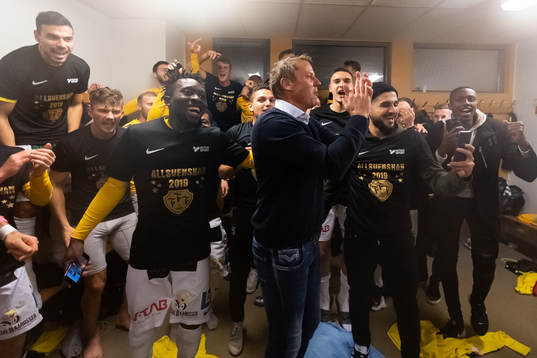 Falkenbergs spelare och ledare jublar