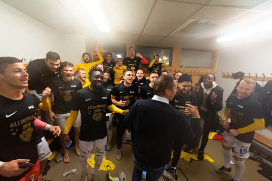Falkenbergs spelare och ledare jublar