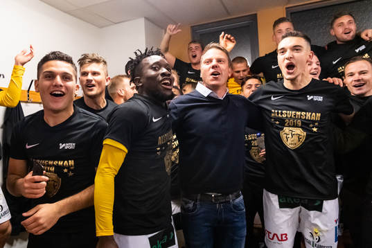 Falkenbergs spelare och tränare Hasse Eklund  jublar