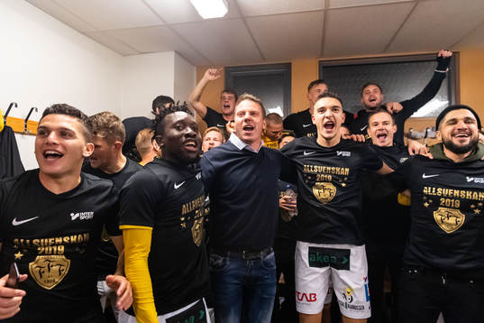 Falkenbergs spelare och tränare Hasse Eklund  jublar
