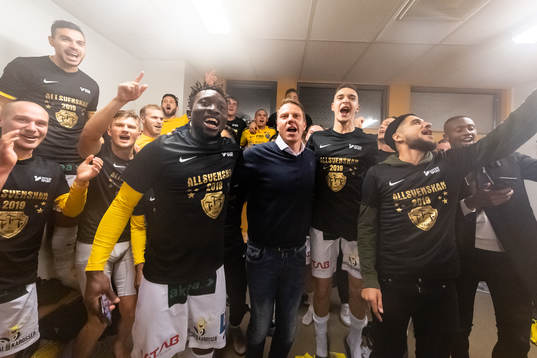 Falkenbergs spelare och tränare Hasse Eklund  jublar