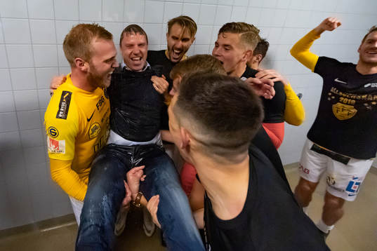 Falkenbergs spelare duschar tränare Hasse Eklund