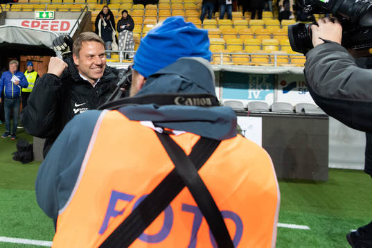 Falkenbergs tränare Hasse Eklund jublar och fotograferas