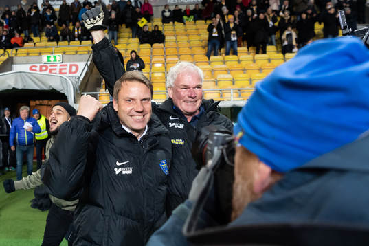 Falkenbergs tränare Hasse Eklund jublar och fotograferas