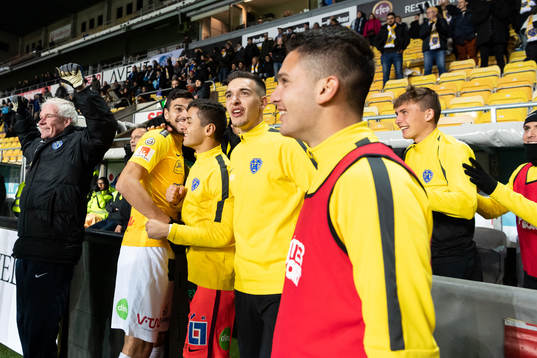 Falkenbergs spelare och ledare väntar på slutsignalen