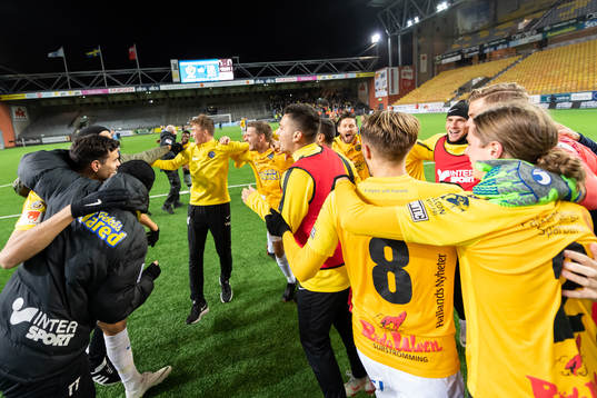 Falkenbergs spelare jublar