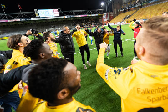 Falkenbergs spelare jublar