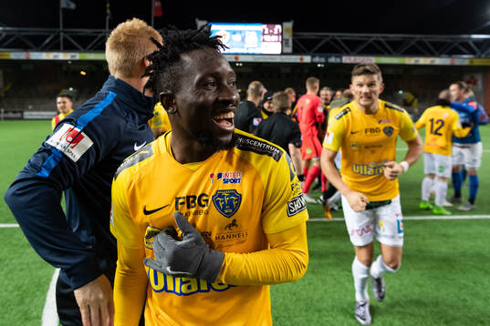 Falkenbergs Chisom Egbuchunam och Erik Pärsson (i