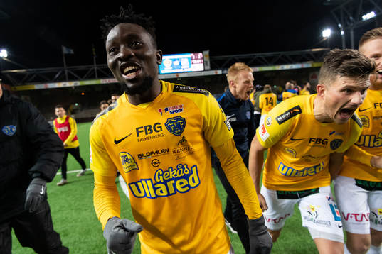 Falkenbergs Chisom Egbuchunam och Erik Pärsson (i