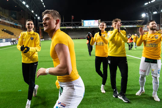 Falkenbergs Erik Pärsson kastar upp sin matchtröja till