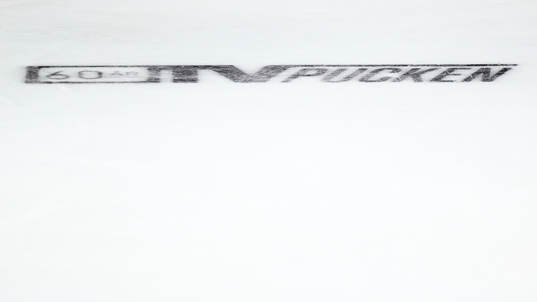 TV-puckens logotype på isen