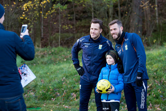  Tobias Hysén och Emil Salomonsson tar en bild med en