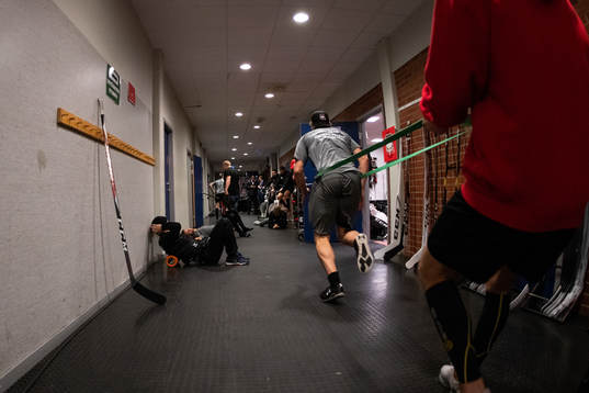 Malmö Redhawks spelare värmer upp i korridoren