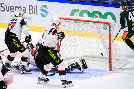 Färjestads Tomi Sallinen ser på när Jesse Virtanen (ej i
