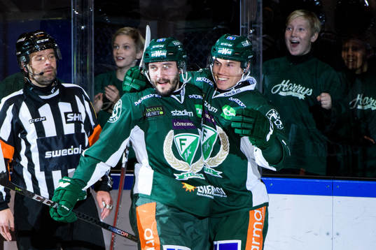 Färjestads Jesse Virtanen och Tomi Sallinen jublar