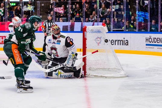 Färjestads Jesse Virtanen och Malmö Redhawks målvakt