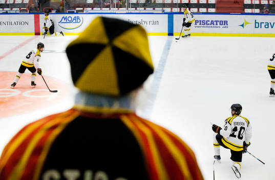 Brynässupporter tittar på uppvärmningen