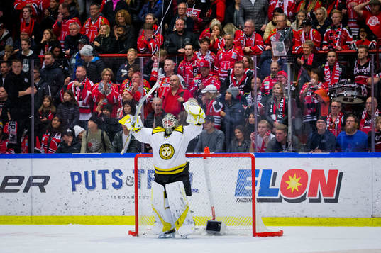 Brynäs målvakt David Rautio jublar vi slutsignalen