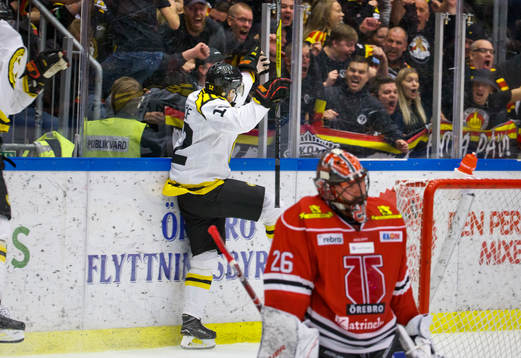 Brynäs Samuel Asklöf gör 0-1 och jublar framför fansen