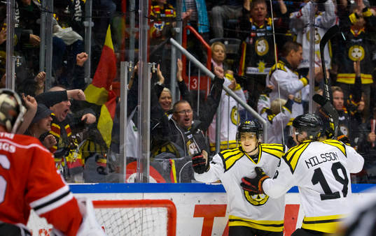 Brynäs Samuel Asklöf gör 0-1 och jublar med Ludvig