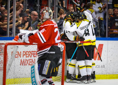 Brynäs Samuel Asklöf gör 0-1 och jublar framför fansen