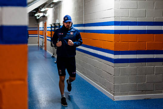 Växjös Roman Horak värmer upp före ishockeymatchen i