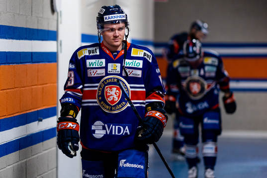 Växjös Julius Junttila före ishockeymatchen i SHL mellan