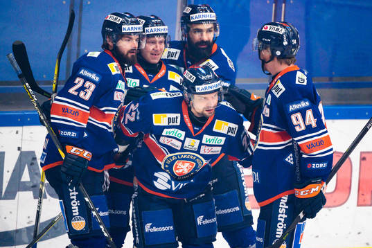 Växjös Janne Pesonen jublar med lagkamrater