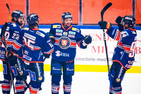 Växjös Janne Pesonen jublar