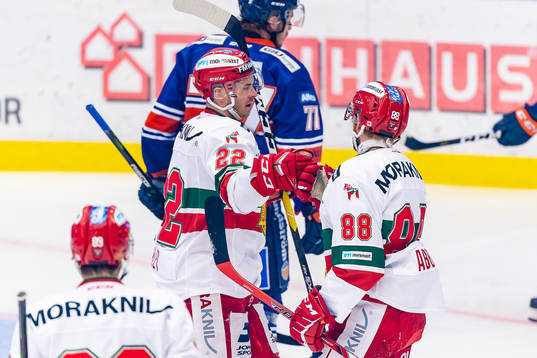 Moras Matt Bailey och Spencer Abbott jublar