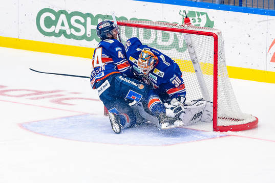 Växjös Peter Andersson krockar med målvakt Viktor Fasth